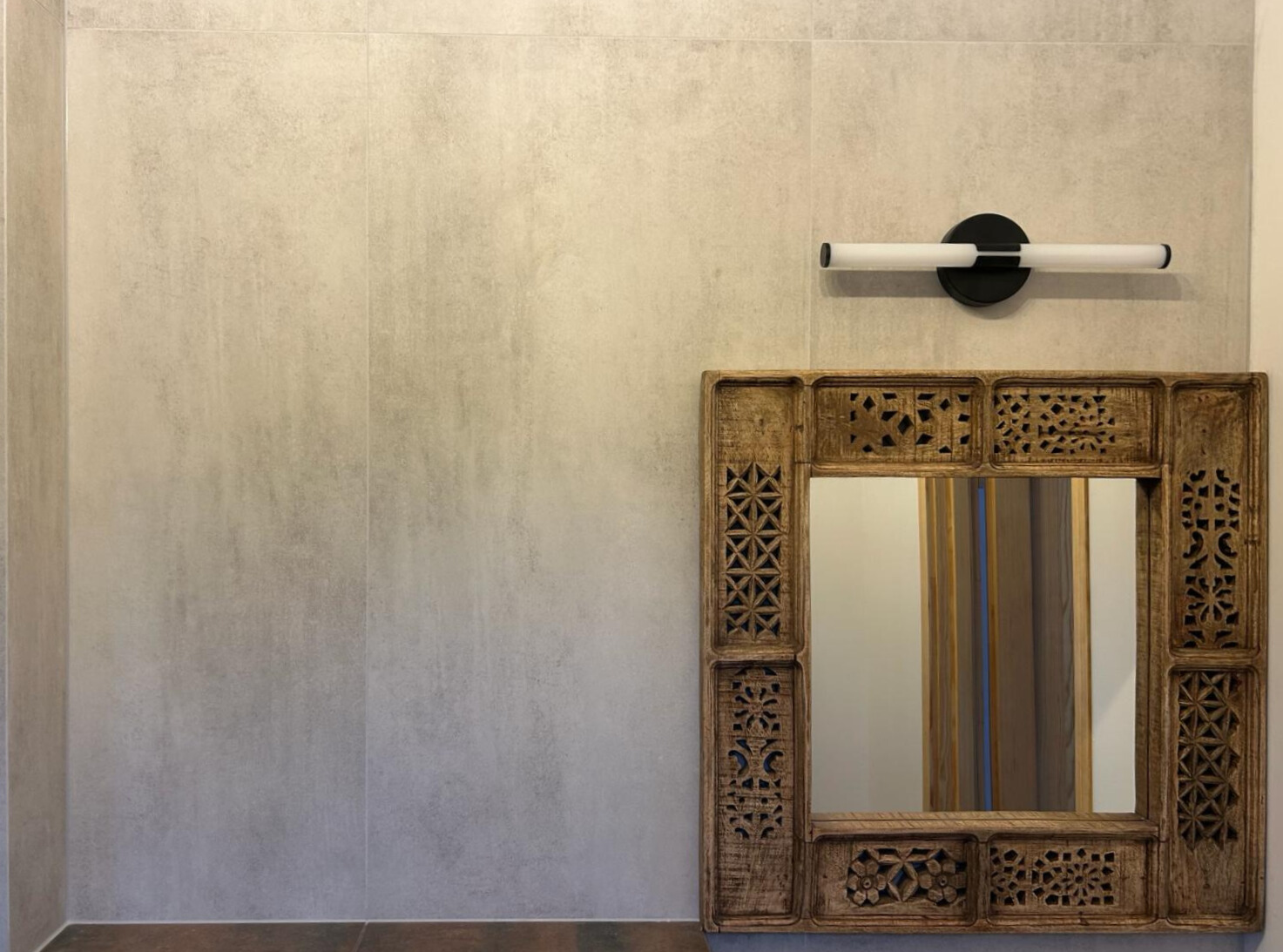 płytka w łazience, lustro, półka nad geberitem