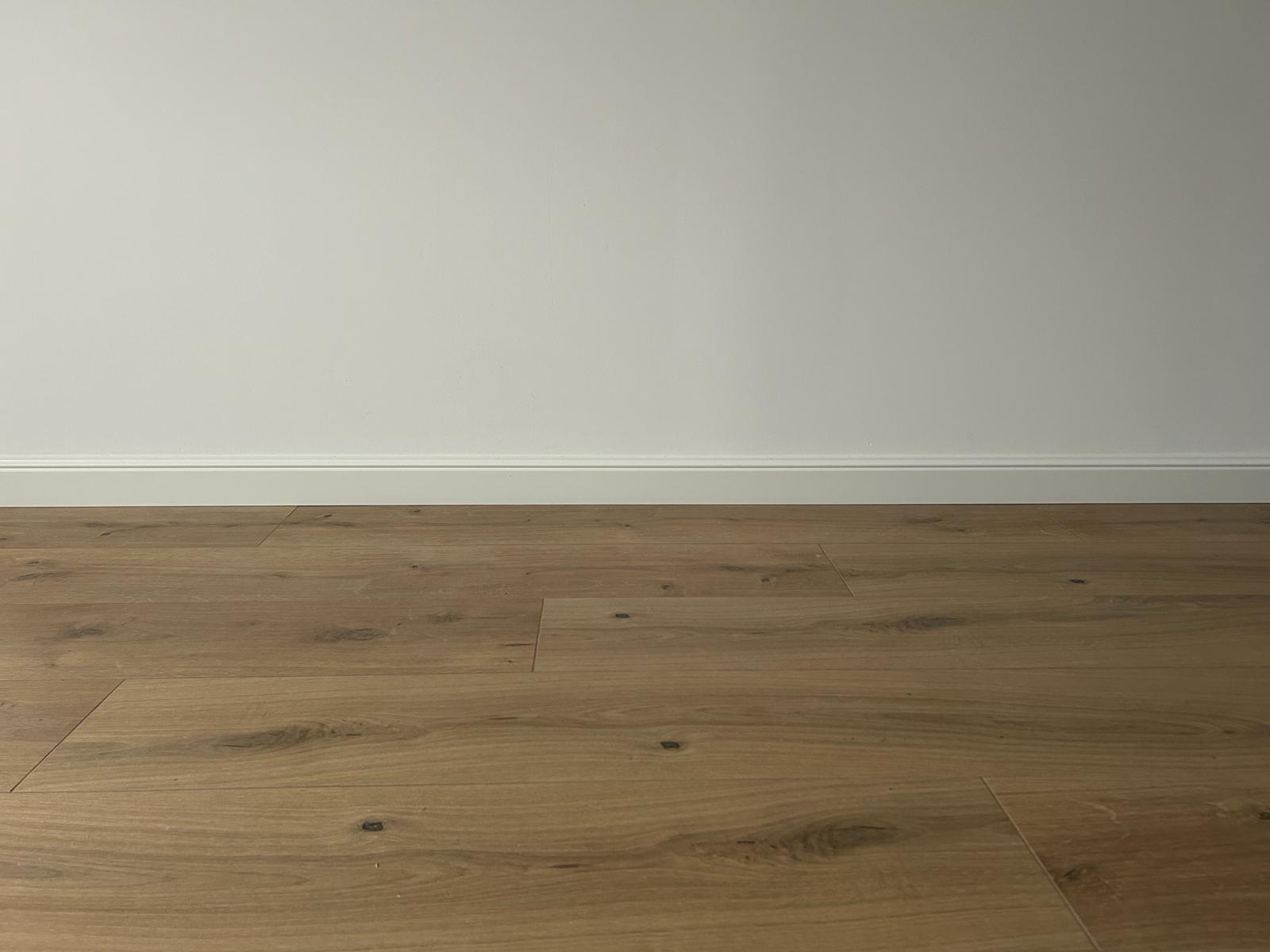 płytka drewnopodobna, listwa MDF, gładź szpachlowa